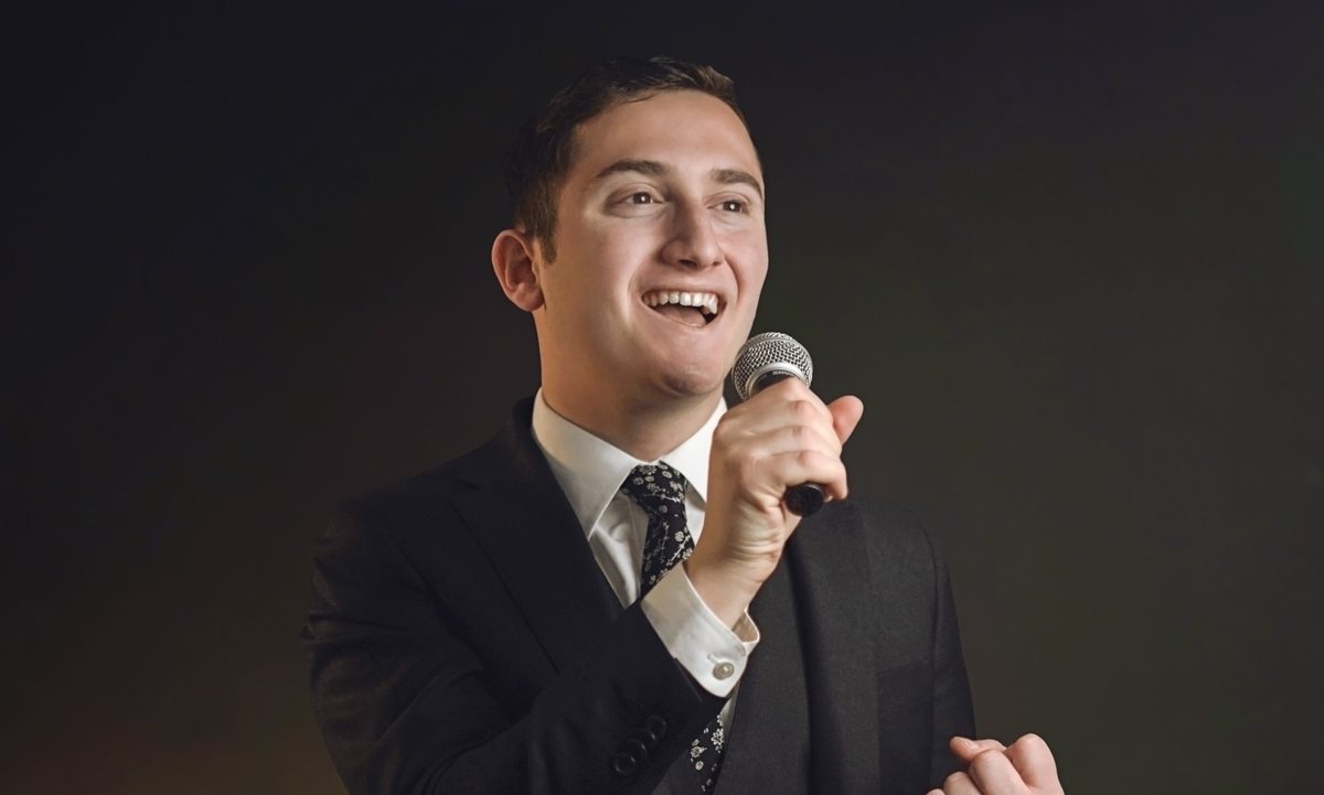 Dovid Pearlman performing