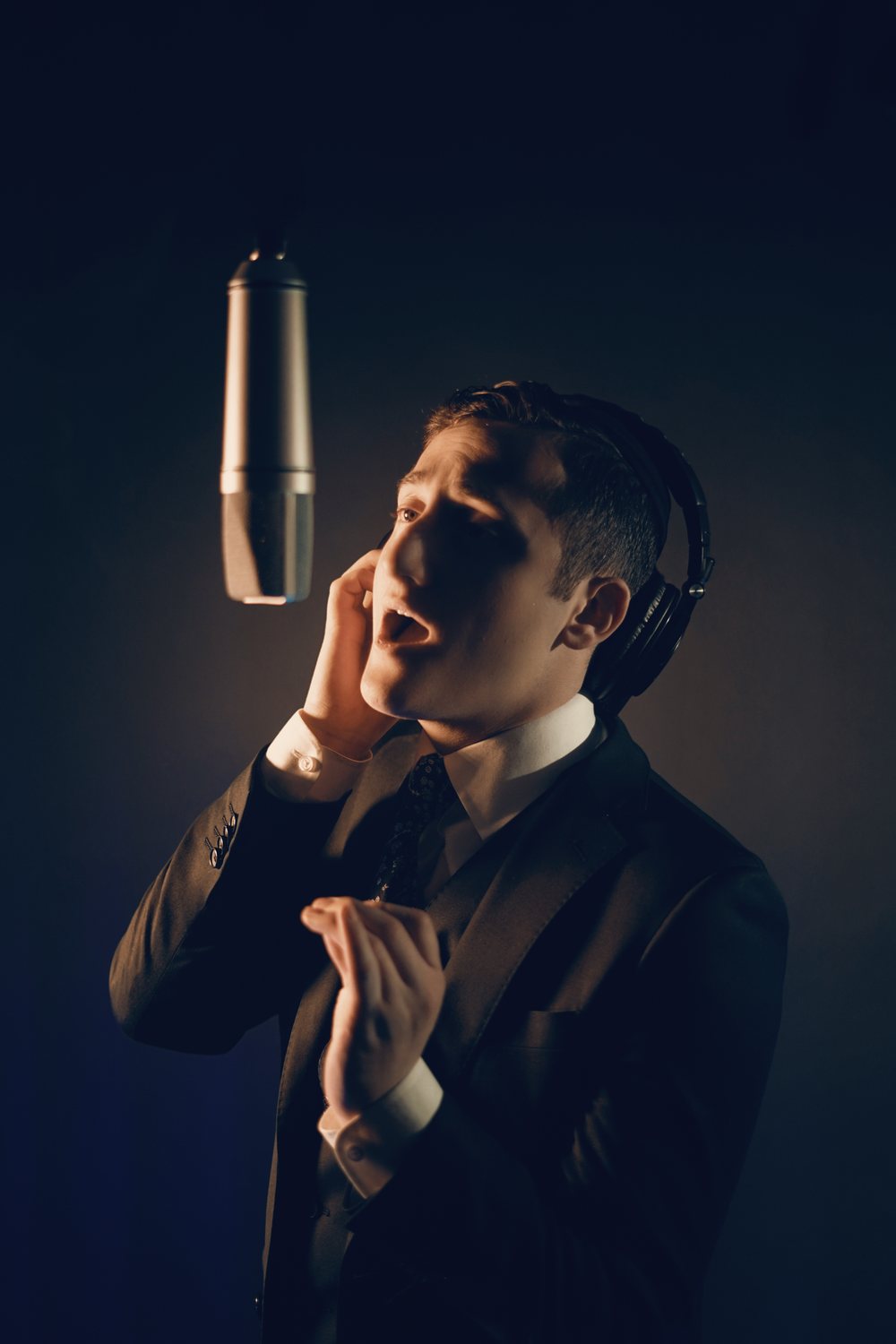 Dovid Pearlman recording in the studio